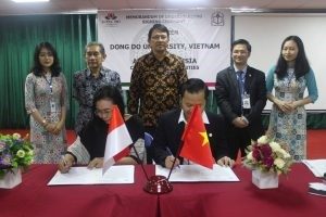 Penandatangan MoU oleh Dr. Tri Purwani, S.E., M.M. dan Dr. Duong Van Hoa