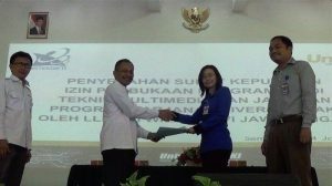 Penyerahan Surat Keputusan oleh Sekretaris Pelaksana Lembaga Layanan Pendidikan Dikti (LLDIKTI) Wilayah VI Jawa Tengah, Amsar kepada Rektor Universitas AKI Dr. Tri Purwani, SE., MM di kampus perguruan tinggi tersebut pada Senin (14/1/2019)