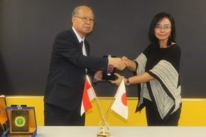 Rektor Universitas AKI Dr. Tri Purwani, S.E., M.M. dengan President Tokyo University of Technology Prof. Isao Karube